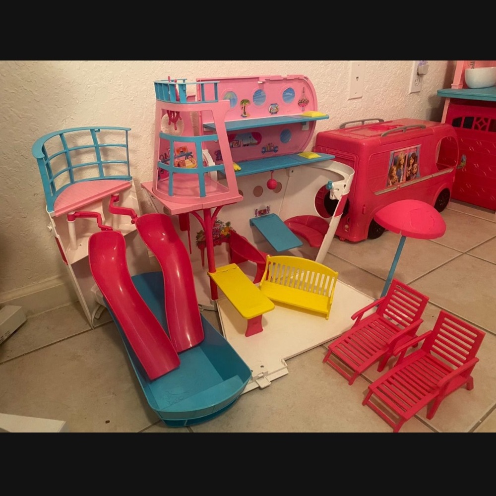 Set of Barbies, Ken, camper and ship (accesories included)